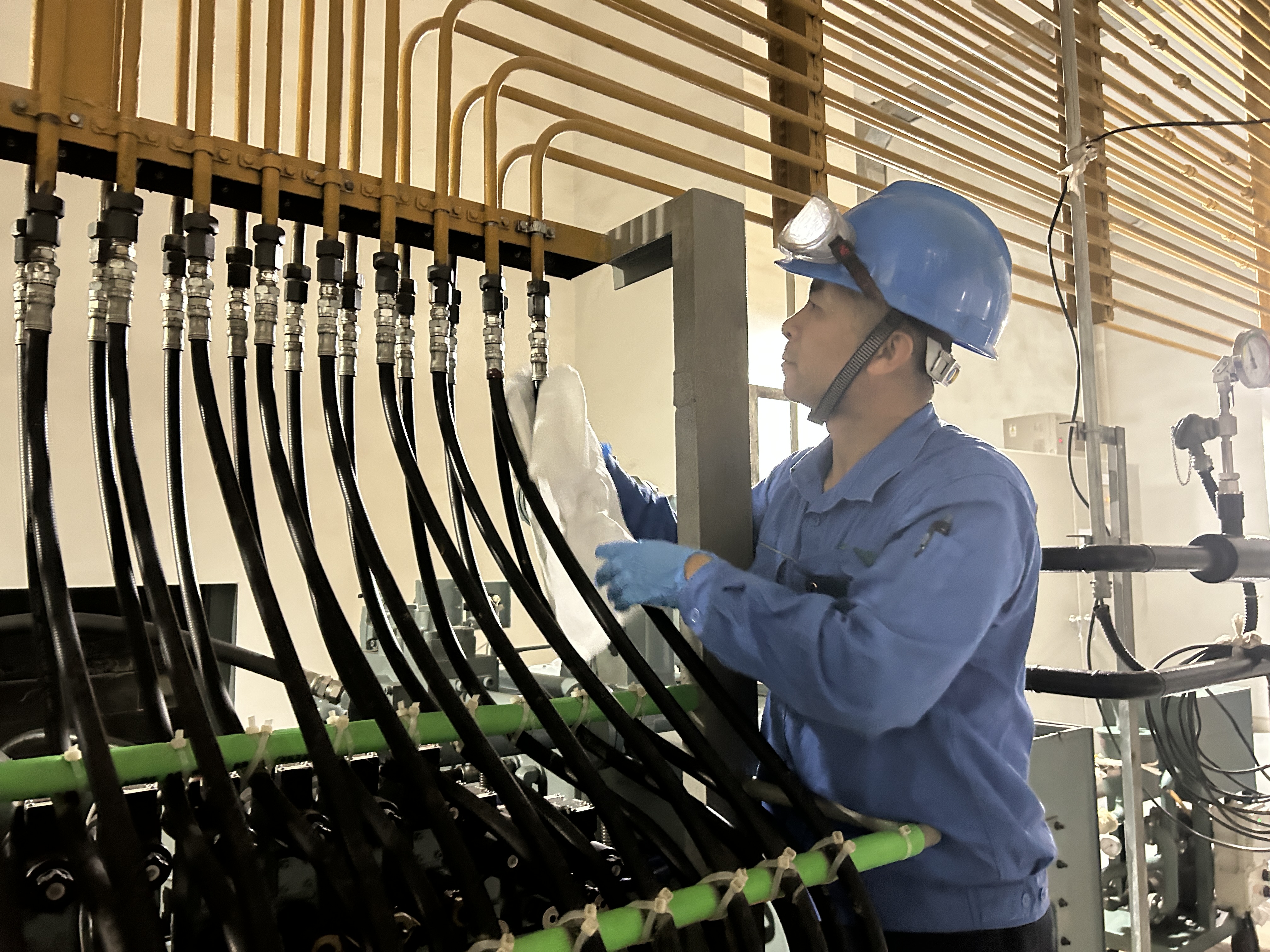 劳动创立优美生涯 | 致敬EV扑克劳动模范