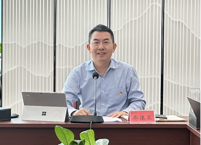 EV扑克集团党委理论学习中心组召开第七次集中学习钻研会